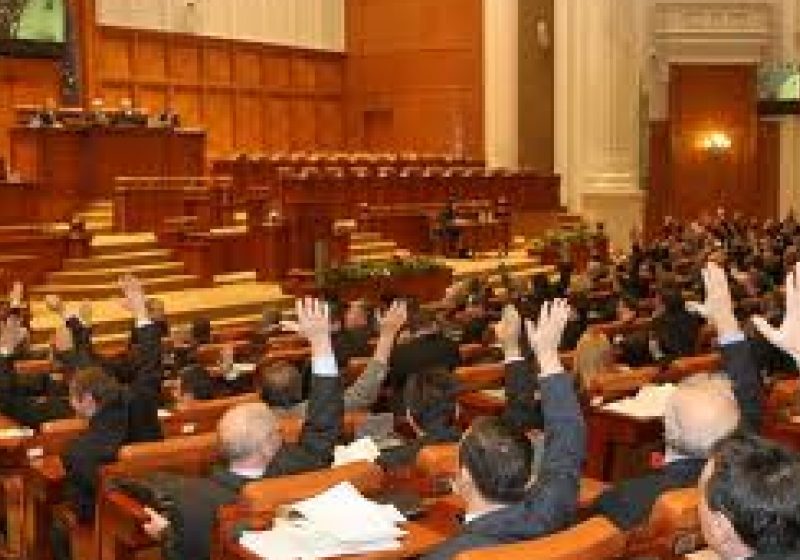 Statutul aleşilor cu modificările solicitate de CCR, adoptat de Parlament