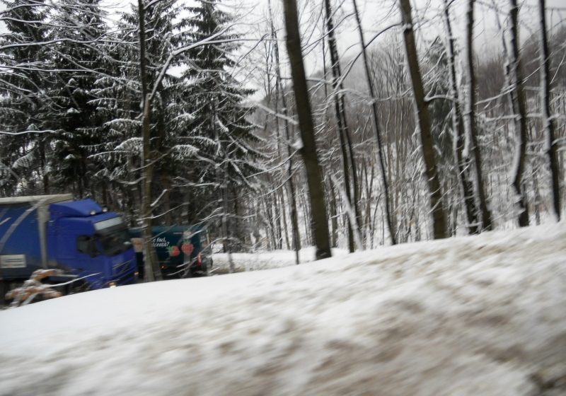 Atenţie şoferi! Trafic rutier îngreunat de căderile de  zăpadă, în Pasul Gutâi