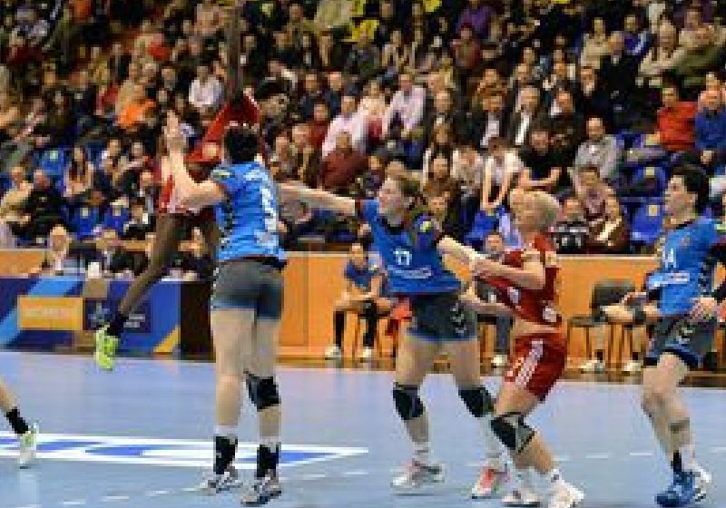 Victor Ponta salută faptul că s-a găsit o soluţie financiară pentru echipa de handbal Oltchim