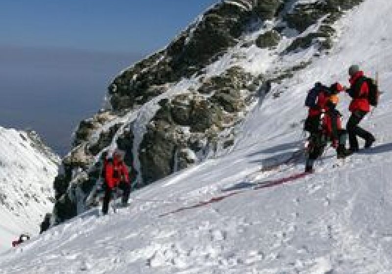 Avertizare Salvamont: Turiştii să nu urce mai sus de cabanele din masivul Făgăraş