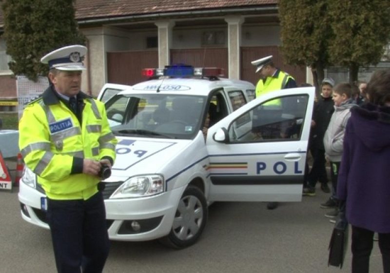 Baia Mare: ZIUA PORTILOR DESCHISE – "Aventuri" printre arme si masini, de Ziua Politiei Romane Baia Mare: ZIUA PORTILOR DESCHISE – "Aventuri" printre arme si masini, de Ziua Politiei Romane