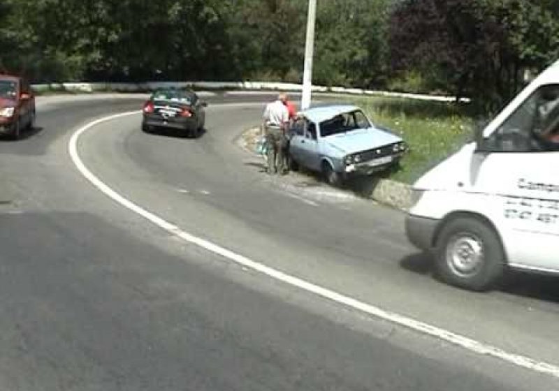 ACCIDENT cu două victime. Viteza neadaptată la condiţiile de drum a băgat un om în spital