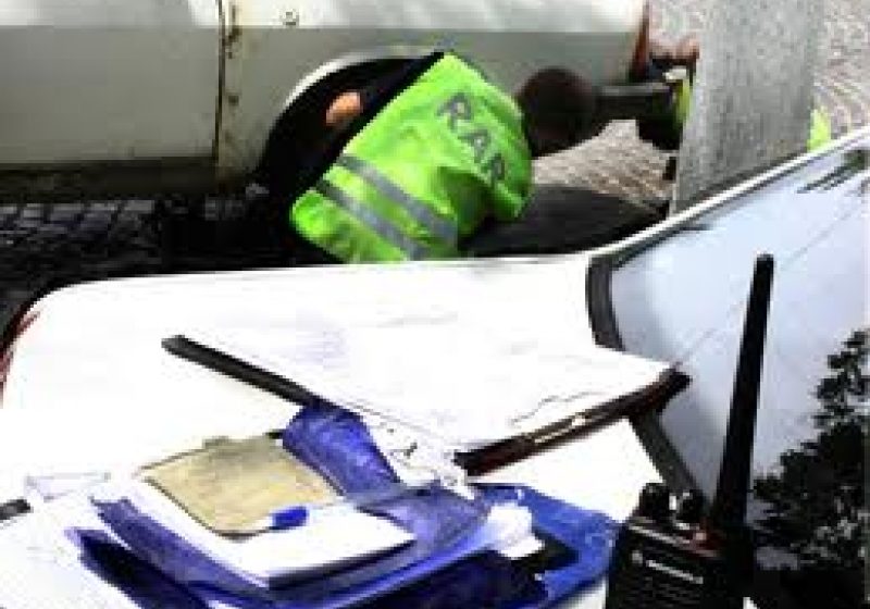 Acţiune desfăşurată de poliţişti împreună cu reprezentanţi ai Registrului Auto Român Acţiune desfăşurată de poliţişti împreună cu reprezentanţi ai Registrului Auto Român