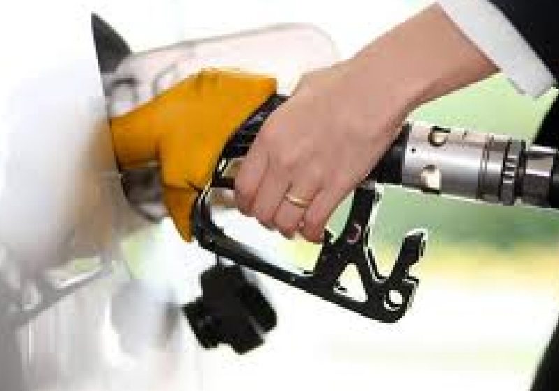Preţul benzinei din România s-a situat la 1,30 euro/litru, cel mai scăzut nivel din UE
