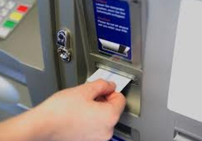 Investigatorii de fraude: Cardurile trebuie ţinute în suporturi metalice sau folie de aluminiu pentru alimente