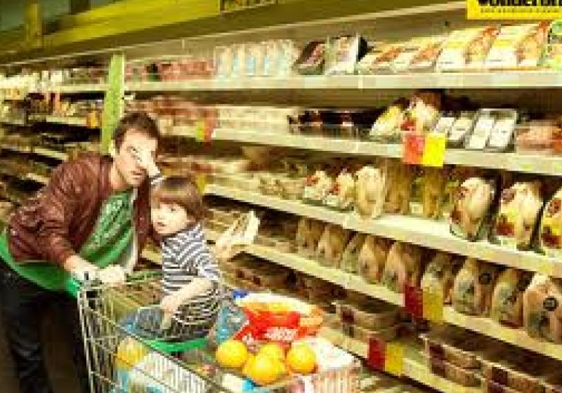 Efectele creşterii preţurilor: Aproape două treimi dintre români cumpără doar strictul necesar de alimente.