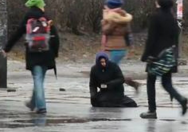 Cerşetori, vânzători ambulanţi şi călători frauduloşi, descoperiţi în trenuri Cerşetori, vânzători ambulanţi şi călători frauduloşi, descoperiţi în trenuri