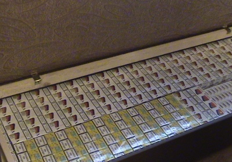 1.200 pachete ţigări, 20.000 de lei şi peste 1.000 de euro confiscaţi în urma  percheziţiilor efectuate  la domiciliile a doi cetateni romani