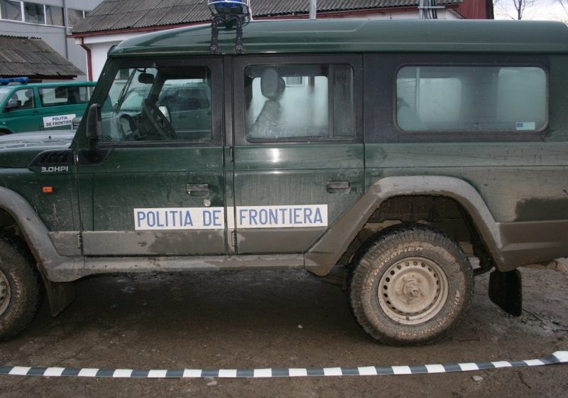 Acțiune în forță pentru reținerea unor persoane care au atacat cu pietre mașinile polițiștilor de frontiera, la Vicovu de Sus