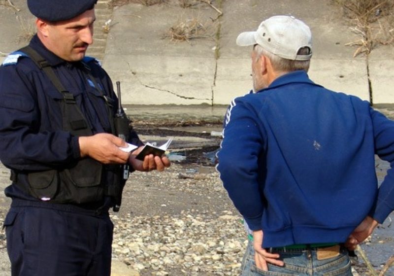 Doi bărbaţi sancţionaţi din cauză că au refuzat să se legitimeze Doi bărbaţi sancţionaţi din cauză că au refuzat să se legitimeze
