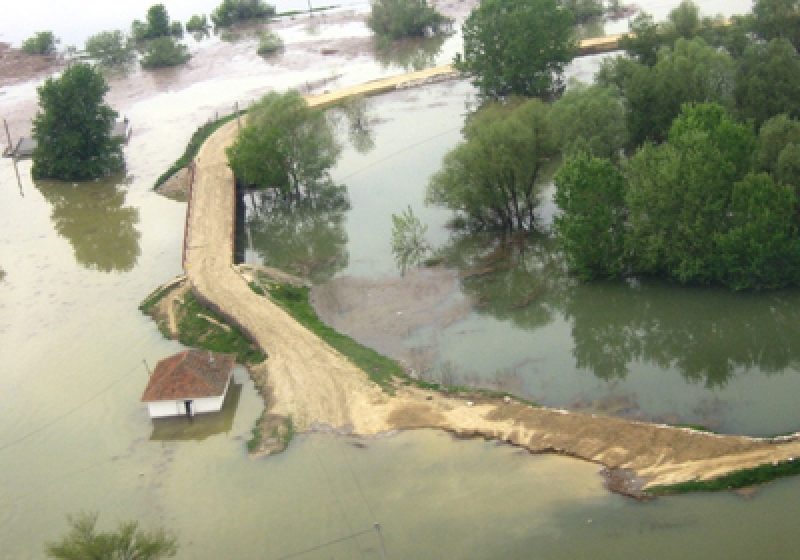 Dolj: Două drumuri judeţene, zeci de gospodării şi sute de hectare de culturi inundate; două sate izolate Dolj: Două drumuri judeţene, zeci de gospodării şi sute de hectare de culturi inundate; două sate izolate