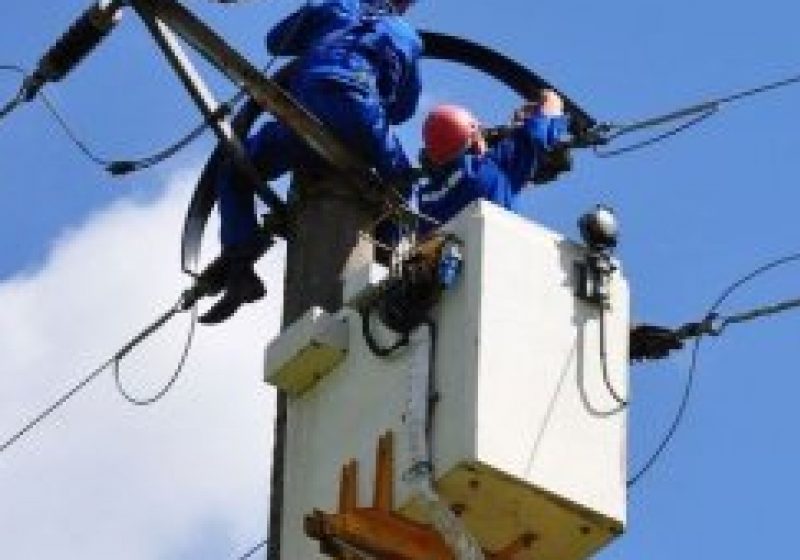Dragomireşti: Bărbat rănit după ce a căzut de pe un stâlp de electricitate