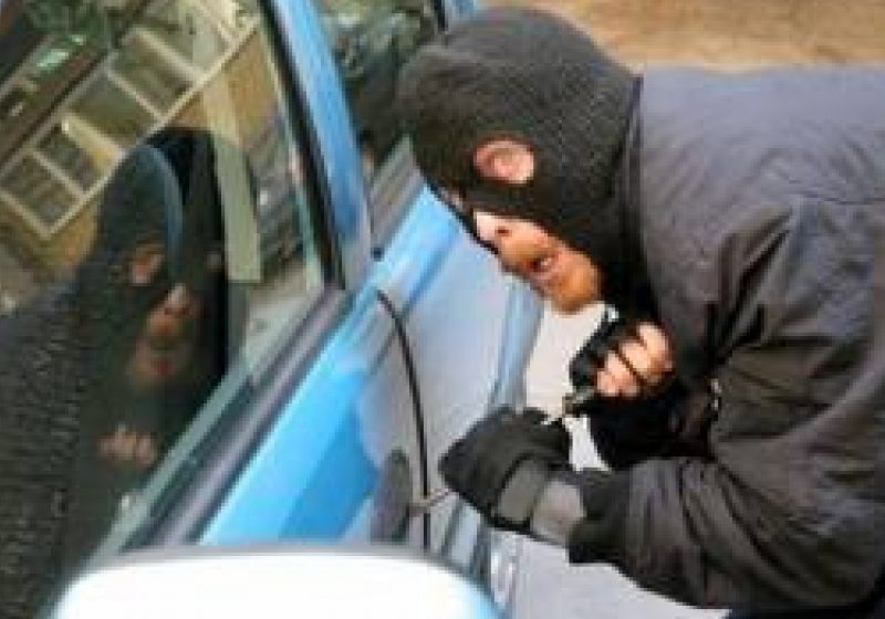 Baia Mare: Suspect de furt de autoturism prins de poliţişti şi arestat Baia Mare: Suspect de furt de autoturism prins de poliţişti şi arestat