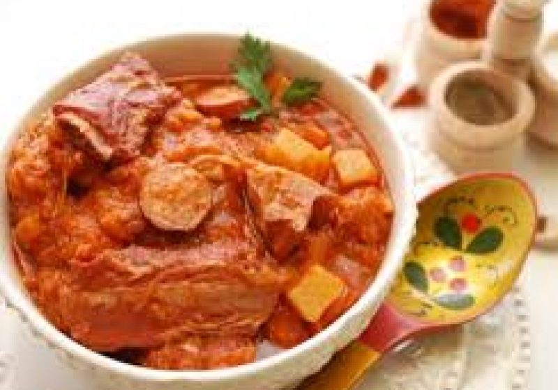 REŢETA ZILEI: Gulaş cu varză murată şi afumătură REŢETA ZILEI: Gulaş cu varză murată şi afumătură