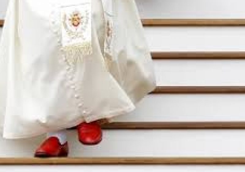 Pantofii roşii ai papei Benedict al XVI-lea vor fi expuşi într-un muzeu din Granada Pantofii roşii ai papei Benedict al XVI-lea vor fi expuşi într-un muzeu din Granada