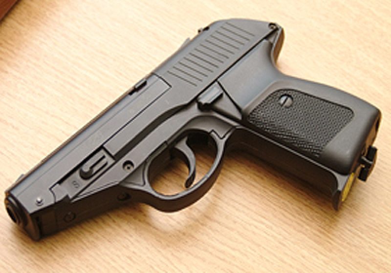 PERCHEZIŢII: Armă neletală deţinută ilegal găsită în casa unui şişeştean