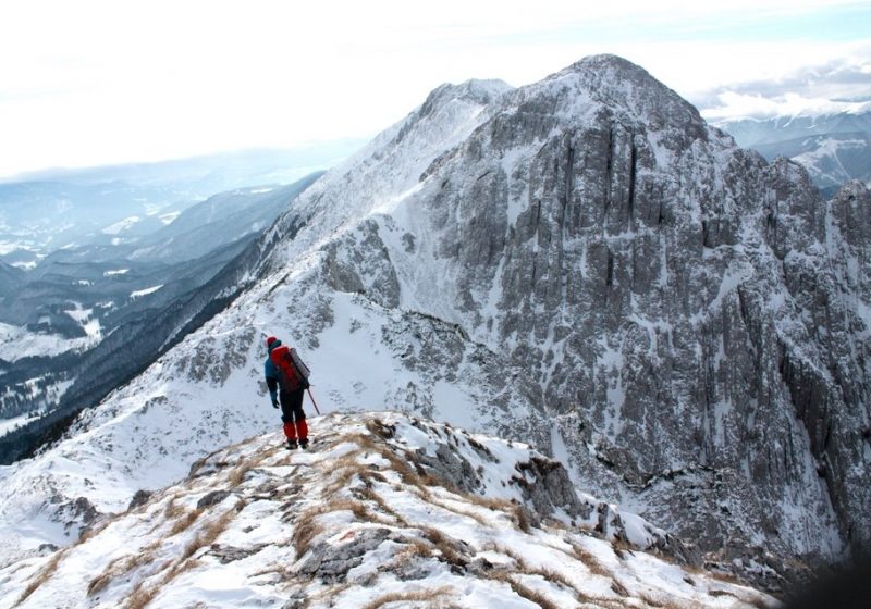 O turistă de 60 de ani a căzut peste 100 de metri într-o râpă din Munţii Piatra Craiului O turistă de 60 de ani a căzut peste 100 de metri într-o râpă din Munţii Piatra Craiului