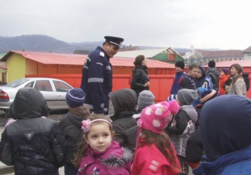 Pompierii tot mai prezenţi în activităţile şcolare ale elevilor din Maramureş Pompierii tot mai prezenţi în activităţile şcolare ale elevilor din Maramureş
