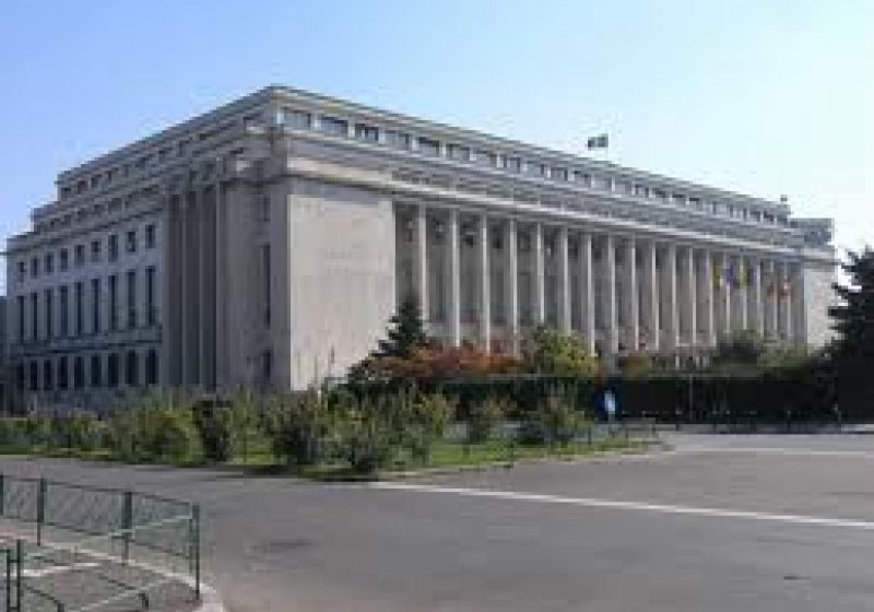 Aproximativ 150 de sindicalişti au protestat la Guvern, cerând modificarea Legii dialogului social