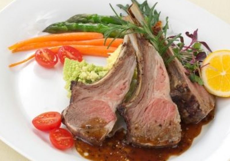 Reţeta zilei: Cotlete delicioase de miel cu legume coapte şi mirodenii