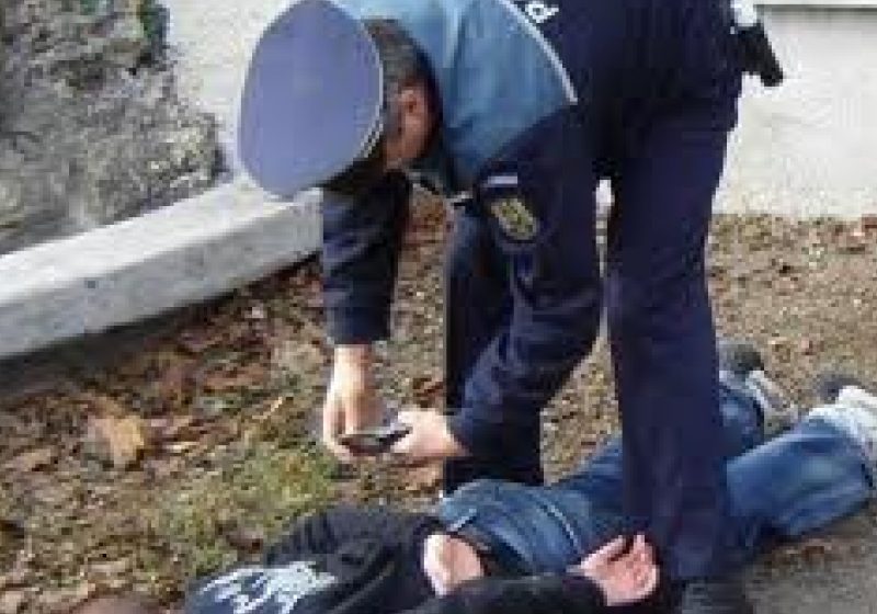 Sighet: 4 minori suspecţi de furt, identificaţi de poliţişti Sighet: 4 minori suspecţi de furt, identificaţi de poliţişti
