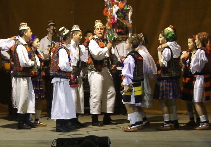 SIGHET: Ansamblul "Flori de Maramureş" a reuşit să strângă pentru Alexandra suma de 4000 lei la spectacolul de aseară SIGHET: Ansamblul "Flori de Maramureş" a reuşit să strângă pentru Alexandra suma de 4000 lei la spectacolul de aseară