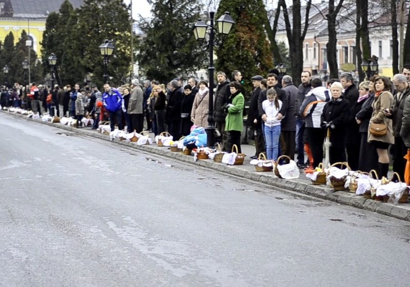 Sighet: Catolicii s-au strâns în număr mare la biserică în prima zi de Paşte Sighet: Catolicii s-au strâns în număr mare la biserică în prima zi de Paşte