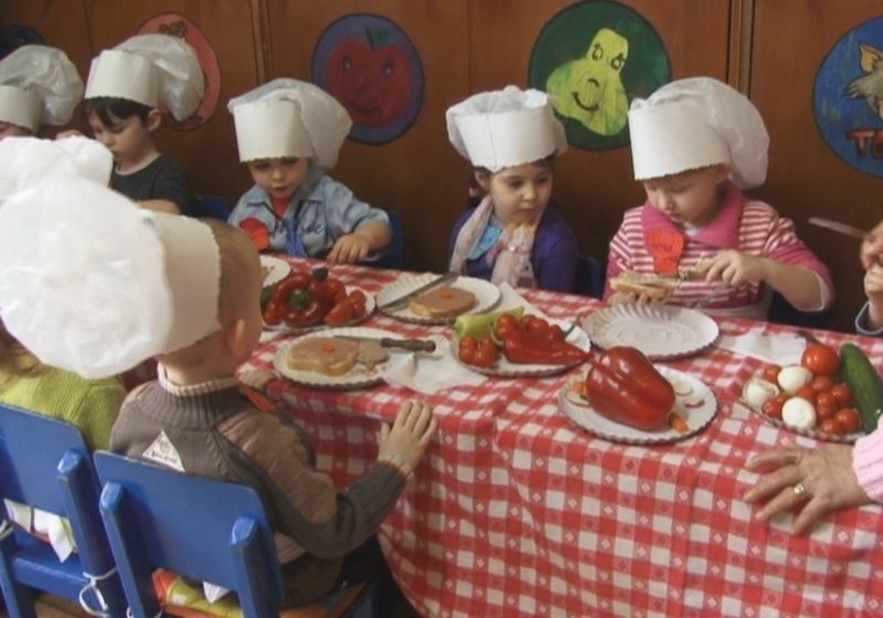 SIGHET: Echipaţi cu bonete şi şorţuleţe, copiii de la Grădiniţa Nr. 13 au gătit  cele mai hazlii meniuri