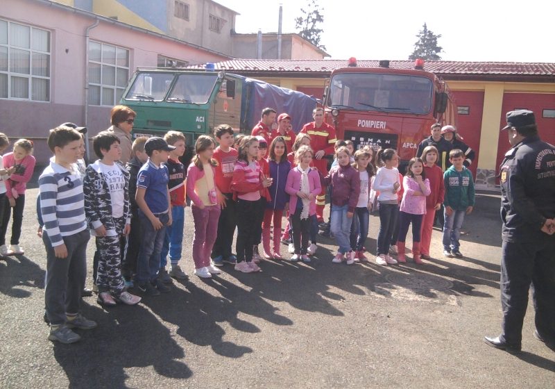 SIGHET: Elevi ai Şcolii George Coşbuc au vizitat sediul Detaşamentului de Pompieri din oraş SIGHET: Elevi ai Şcolii George Coşbuc au vizitat sediul Detaşamentului de Pompieri din oraş