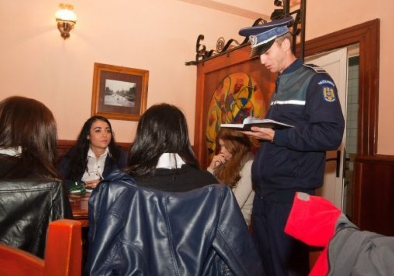 SIGHET: Fuga de la ore se pedepseşte.12 elevi au fost găsiţi prin baruri SIGHET: Fuga de la ore se pedepseşte.12 elevi au fost găsiţi prin baruri