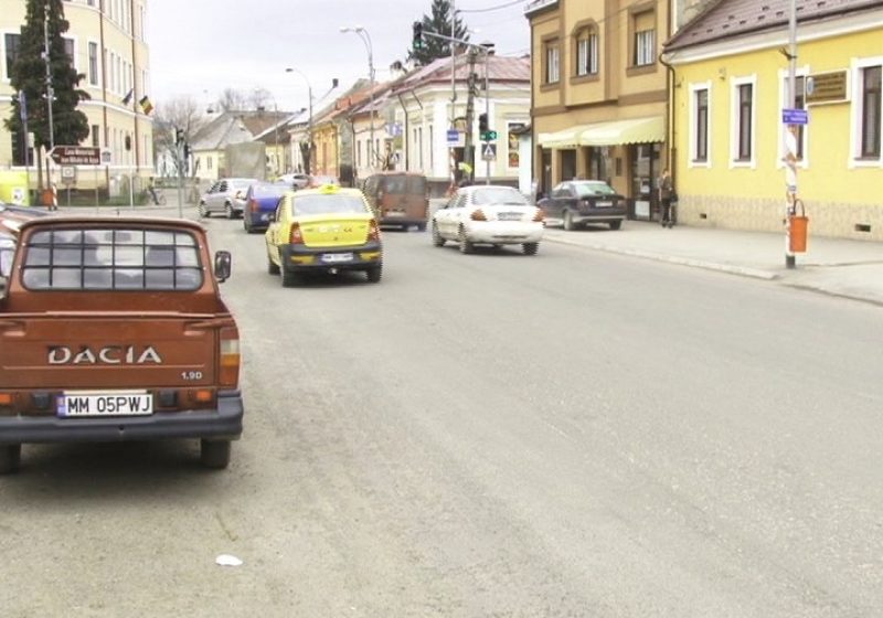Sighet: Lipsa marcajelor rutiere creează confuzii şoferilor