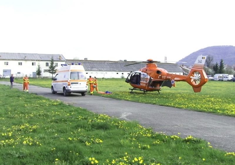 SIGHET: Un barbat de 41 de ani preluat cu elicopterul SMURD pentru a-l transporta de urgenţă la Institutul Inimii din Cluj Napoca