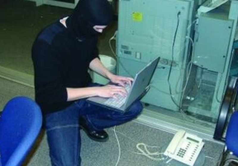 Tânăr arestat după ce a obţinut ilegal datele de conectare a peste 50.000 de utilizatori de site-uri Tânăr arestat după ce a obţinut ilegal datele de conectare a peste 50.000 de utilizatori de site-uri