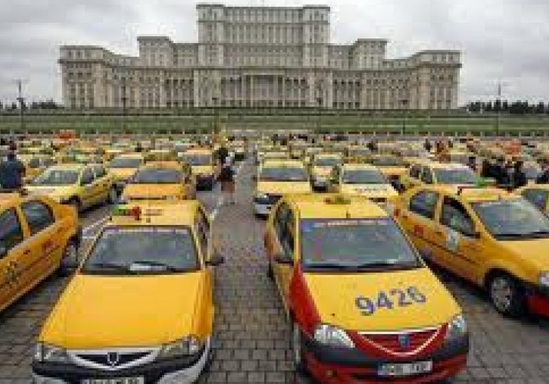 Aproximativ 1.000 de taximetrişti protestează, de la ora 11.00, în Parcul Izvor