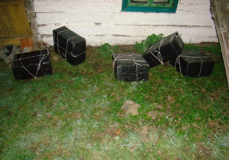 ŢIGĂRI CONFISCATE: 2.400 pachete cu ţigări descoperite abandonate într-o casă părăsită ŢIGĂRI CONFISCATE: 2.400 pachete cu ţigări descoperite abandonate într-o casă părăsită