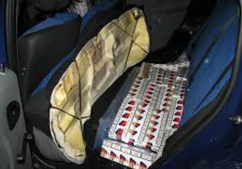 Ţigări ascunse în genţi descoperite de poliţiştii de frontieră