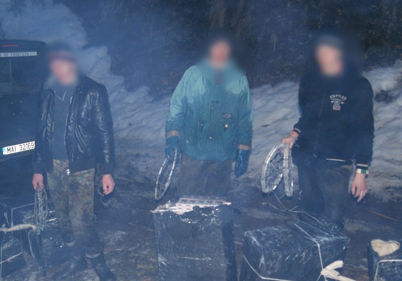 Trei bărbaţi prinşi în Poienile de sub Munte cu ţigări de contabandă
