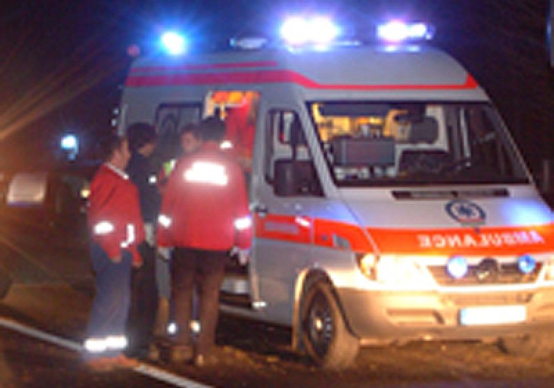 Trei copii care se aflau într-o staţie de autobuz, loviţi de o maşină care avea viteză