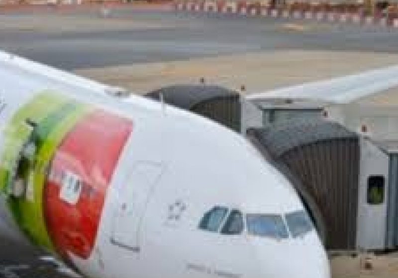 Un avion cu 230 de pasageri la bord s-a lovit de un stâlp de iluminat pe un aeroport