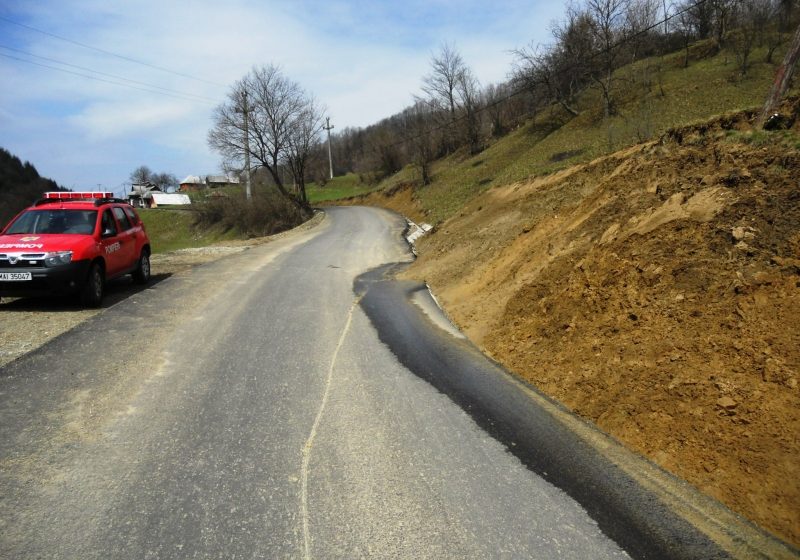 VADU IZEI: Alunecare de teren a afectat un drum comunal din localitate – FOTO VADU IZEI: Alunecare de teren a afectat un drum comunal din localitate – FOTO