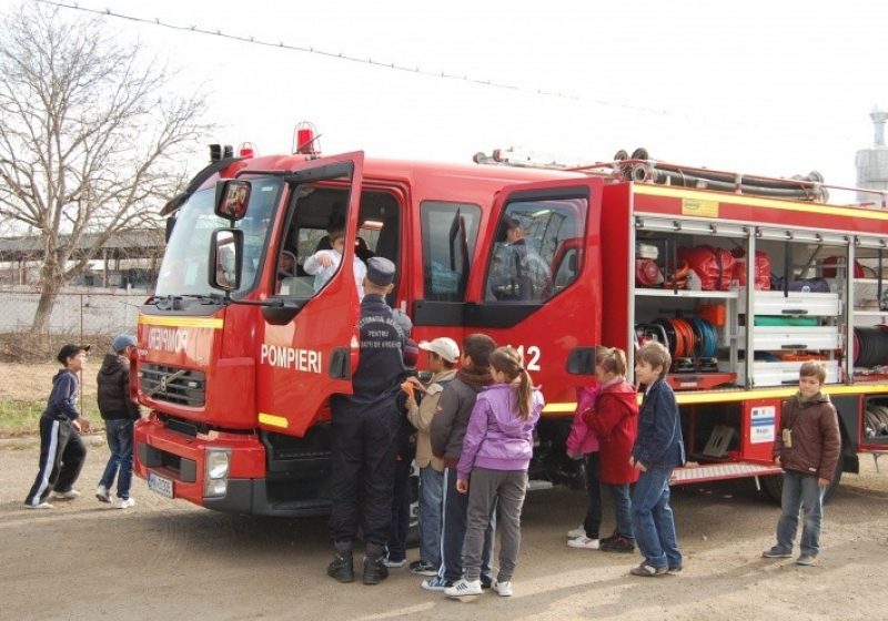 Baia Mare: Reprezentanţii E.ON, ISU Maramureş şi SMURD au preluat rolul de dascăli pentru elevii maramureşeni Baia Mare: Reprezentanţii E.ON, ISU Maramureş şi SMURD au preluat rolul de dascăli pentru elevii maramureşeni