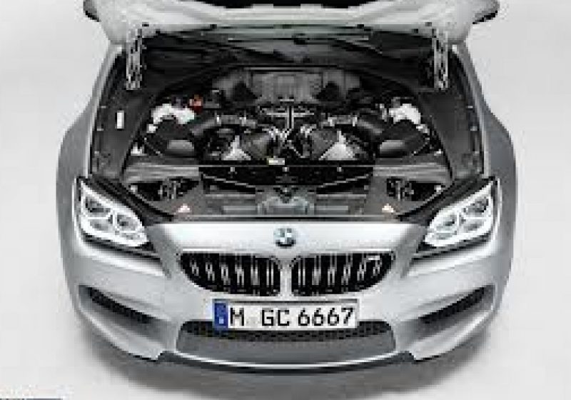 Descoperire uluitoare în motorul unui BMW seria 1. A văzut un beculeţ pe bord şi, când s-a uitat sub capotă, a încremenit