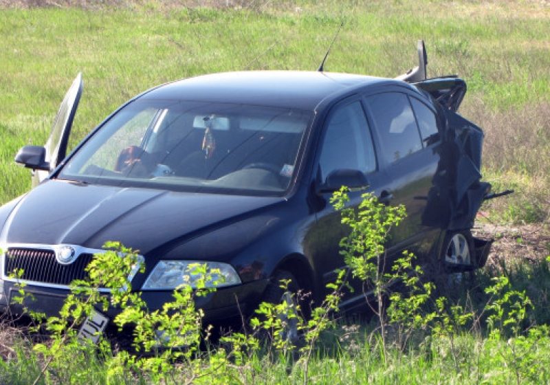 A ieşit cu maşina în decor. O şoferiţă începătoare a efectuat o depăşire periculoasă