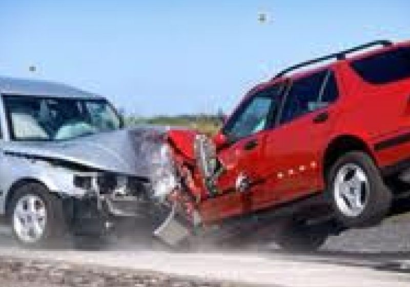 Accident cu victimă la Crăciuneşti. Impact frontal între două autoturisme