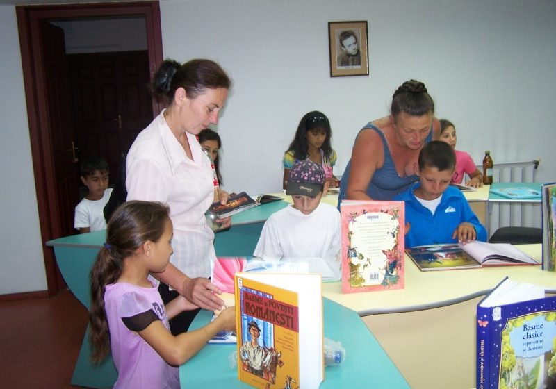 Baia Mare: “O oră specială de lectură” a elevilor rromi din Trestia la Secţia pentru copii a Bibliotecii Judeţene „Petre Dulfu” Baia Mare