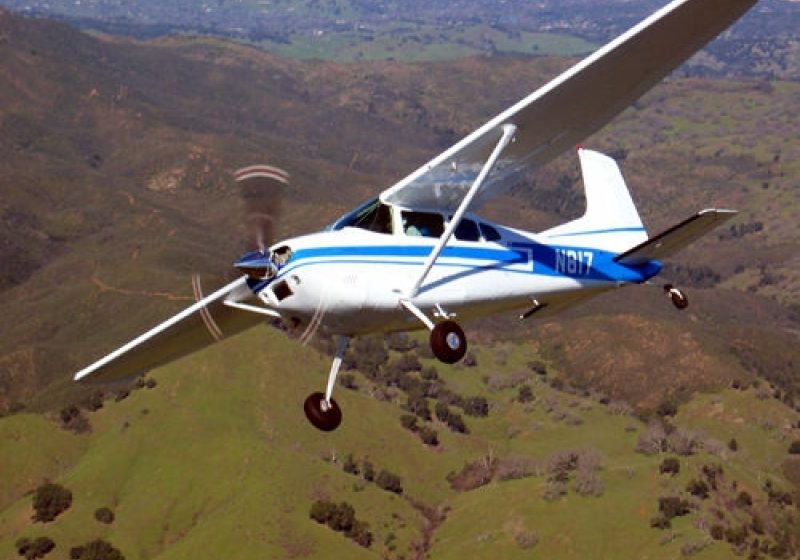Un avion de mici dimensiuni a aterizat forţat. Pilotul a fost dus la spital