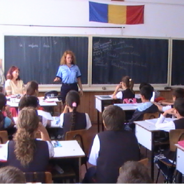 SĂPTĂMÂNA PREVENIRII CRIMINALITĂȚII: Polițiști la discuții cu elevi, dascăli și părinți
