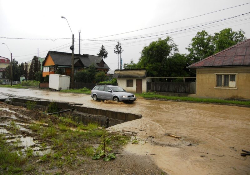 Baia Mare:Curte inundată de şuvoaie formate pe versanţi, pe strada Miron Costin