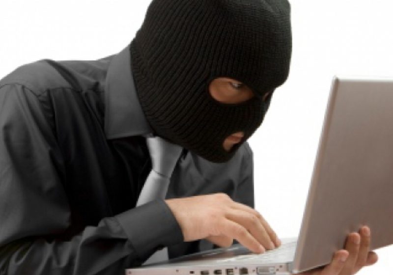 Baia Mare: Tânăr păcălit de escroci, prin intermediul internetului
