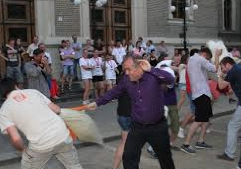 Boc a participat la o bătaie cu perne în centrul Clujului Boc a participat la o bătaie cu perne în centrul Clujului